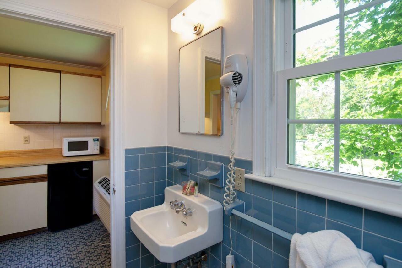 Cape Cod Harbor House Inn Hyannis Exterior foto